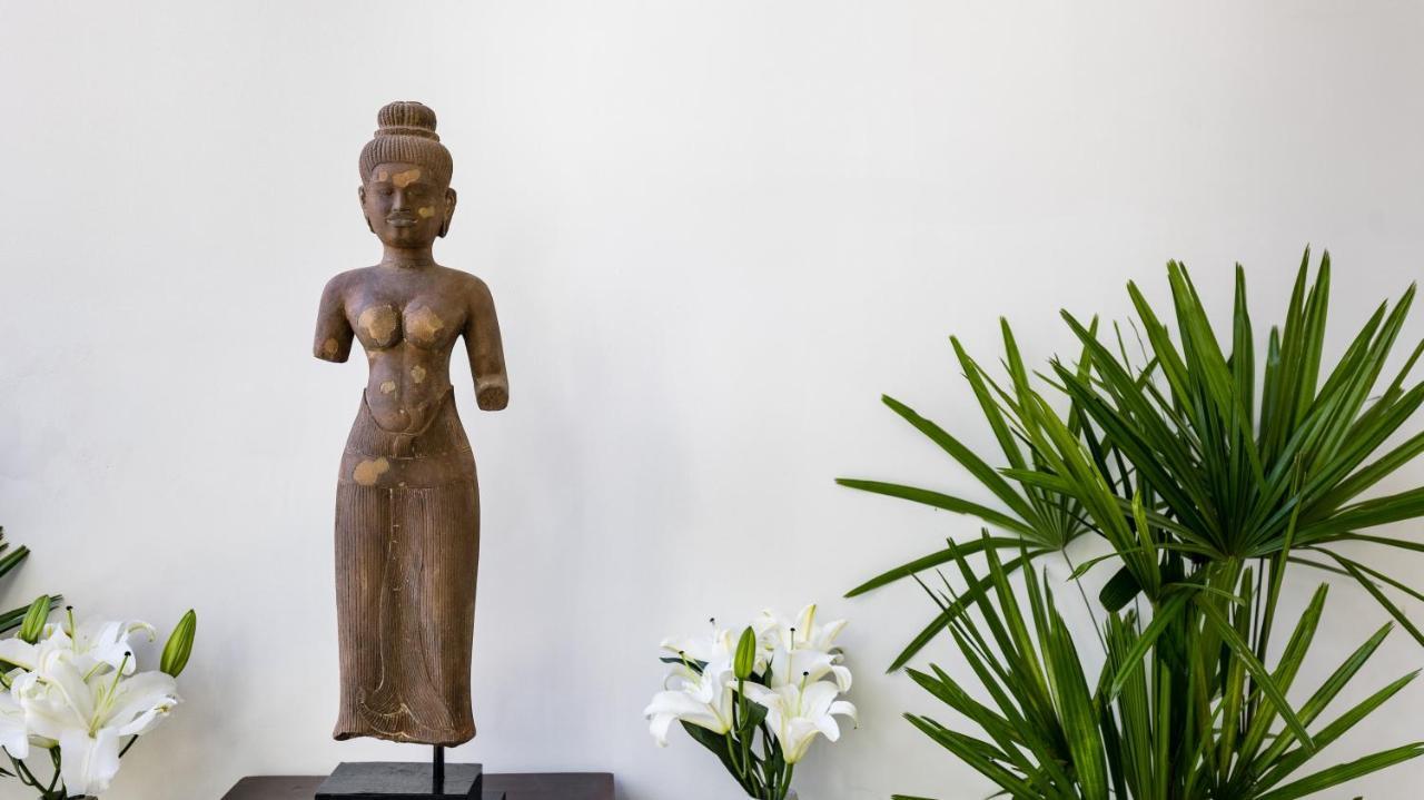 Shintana Saya La Maison Siem Reap Esterno foto A statue of a female deity, 10th century, Cambodia, Phnom Penh, National Museum