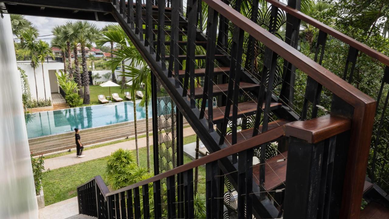 Shintana Saya La Maison Siem Reap Esterno foto A spiral staircase
